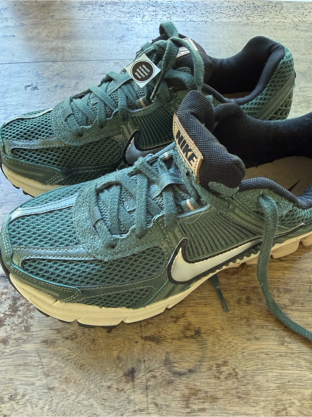 BRAND NEW Nike Women's Green Vomero 5 Sneakers with White Swoosh sz 9 - Picture 2 of 10